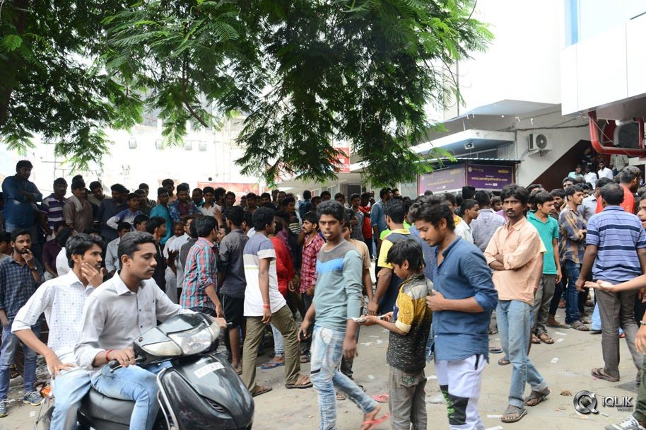 Jai-Lava-Kusa-Movie-Hungama-at-RTC-X-Roads